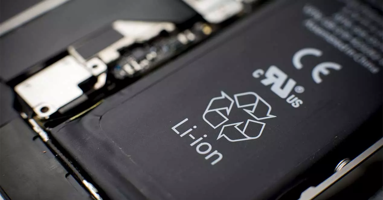 Las baterías de los móviles serán extraíbles por ley en 2027. Y eso supone  un duro golpe a los fabricantes