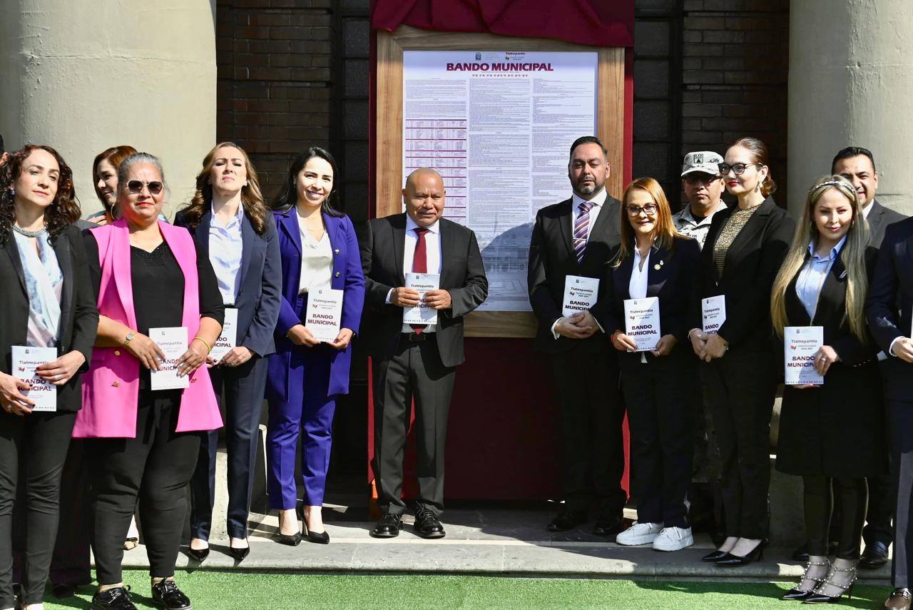 Ceremonia de la develación de bando municipal en Tlalnepantla
